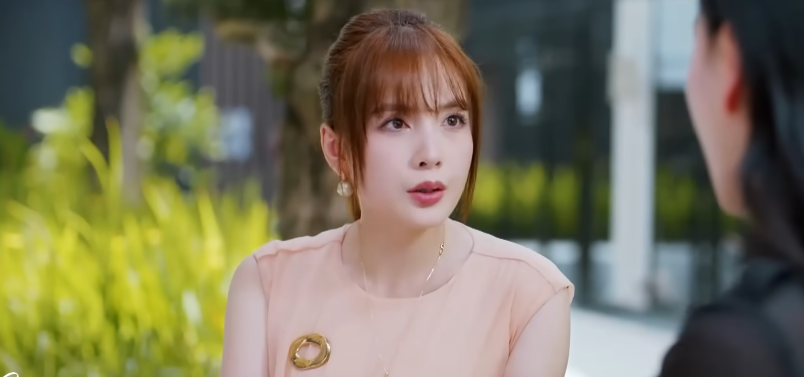 Chưa thấy phu nhân tài phiệt nào kém sang thế này: Nhan sắc sến súa lạc quẻ, giọng nói còn tuyệt vọng hơn- Ảnh 1. Chưa thấy phu nhân tài phiệt nào kém sang thế này: Nhan sắc sến súa lạc quẻ, giọng nói còn tuyệt vọng hơn- Ảnh 1.