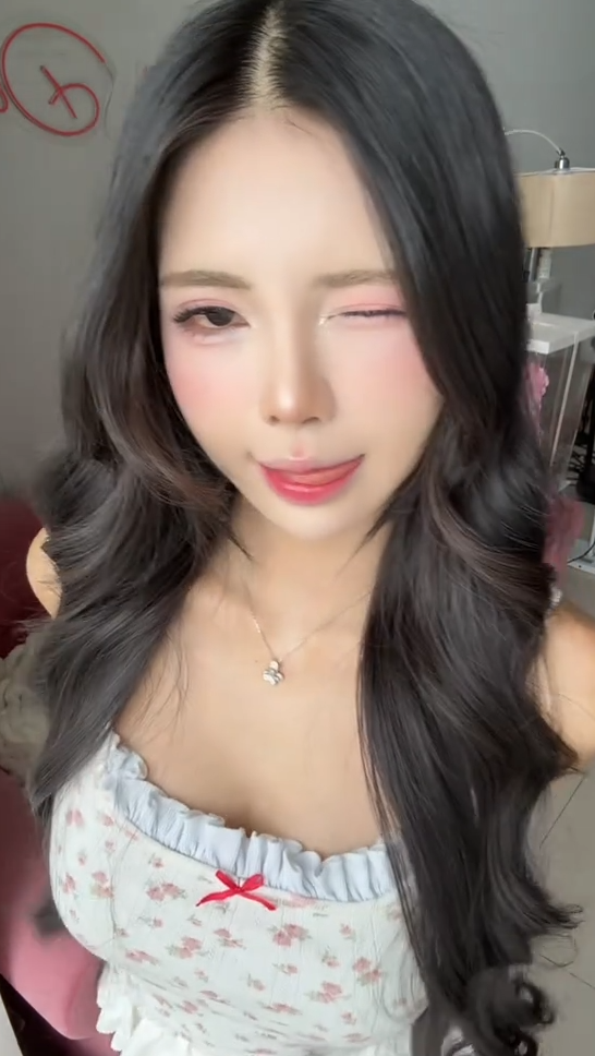 Mai Dora nháy mắt nũng nịu, khoảnh khắc