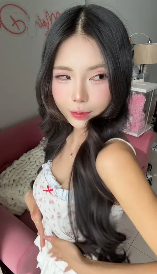 Mai Dora nháy mắt nũng nịu, khoảnh khắc