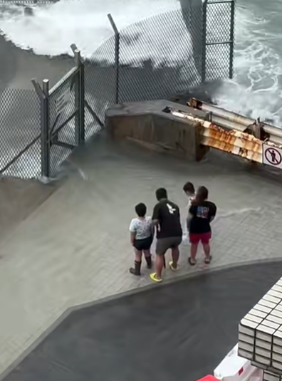 Người cha bị cảnh sát bắt vì đưa con đi ngắm sóng biển giữa siêu bão Ragasa- Ảnh 2. Người cha bị cảnh sát bắt vì đưa con đi ngắm sóng biển giữa siêu bão Ragasa- Ảnh 2.