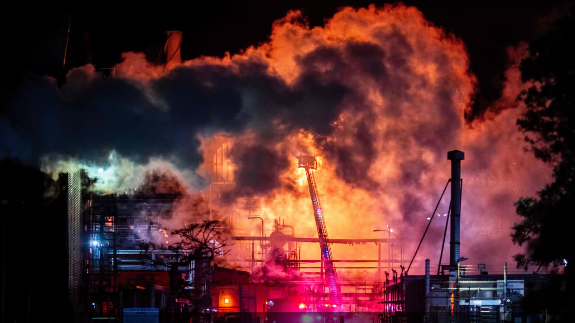 Clip: Nhà máy lọc dầu hơn 100 năm tuổi của Mỹ biến thành quả cầu lửa- Ảnh 1.