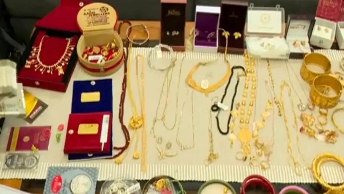 Đột kích nhà riêng của một phó Giám đốc công ty xây dựng, tịch thu số vàng trị giá gần 2 tỷ đồng, 400 triệu tiền mặt và 6 bất động sản ở vị trí đắc địa- Ảnh 1. Đột kích nhà riêng của một phó Giám đốc công ty xây dựng, tịch thu số vàng trị giá gần 2 tỷ đồng, 400 triệu tiền mặt và 6 bất động sản ở vị trí đắc địa- Ảnh 1.