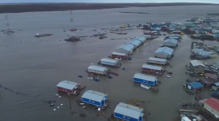 Bão Hạ Long càn quét dữ dội- Ảnh 1.