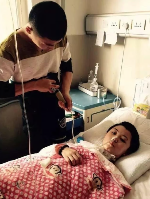 Thanh niên được cả nước ca ngợi vì tận tình chăm sóc bạn gái bị hôn mê, nửa năm sau cô gái tỉnh dậy cho biết chính bạn trai đã đánh mình bất tỉnh- Ảnh 2.