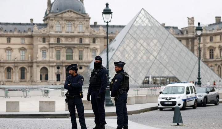 Trộm đột nhập bảo tàng Louvre, lấy đi nhiều báu vật vô giá- Ảnh 1.