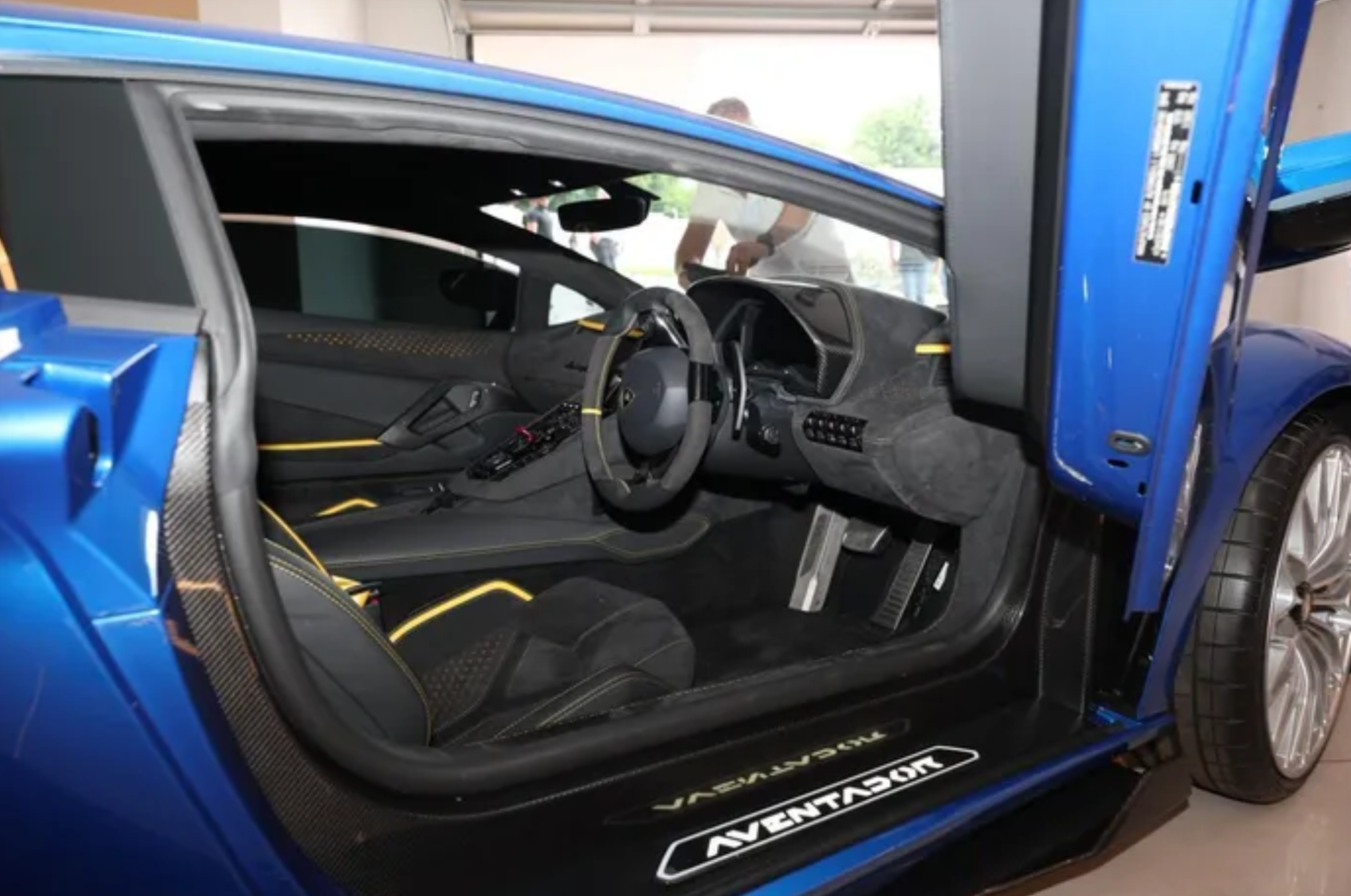 Đột kích dinh thự đồ sộ của 1 doanh nhân, tịch thu khối tài sản hơn 1.240 tỷ đồng gồm tiền mặt và loạt siêu xe- Ảnh 4.