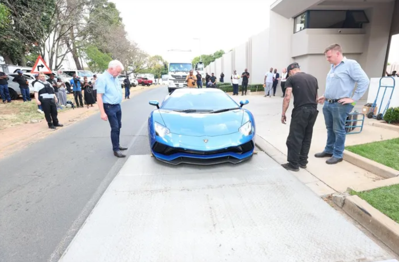 Đột kích dinh thự đồ sộ của 1 doanh nhân, tịch thu khối tài sản hơn 1.240 tỷ đồng gồm tiền mặt và loạt siêu xe- Ảnh 5.