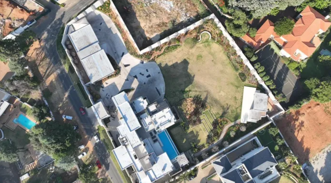 Đột kích dinh thự đồ sộ của 1 doanh nhân, tịch thu khối tài sản hơn 1.240 tỷ đồng gồm tiền mặt và loạt siêu xe- Ảnh 1.