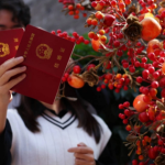 Đám cưới kiểu mới ở Trung Quốc: Trong quán bar, ga tàu và giữa đỉnh núi tuyết screenshot 2025 11 07 151106 15124751 1762686356897 1762686357372994935019 32 0 482 720 crop 17626863810221617440564png