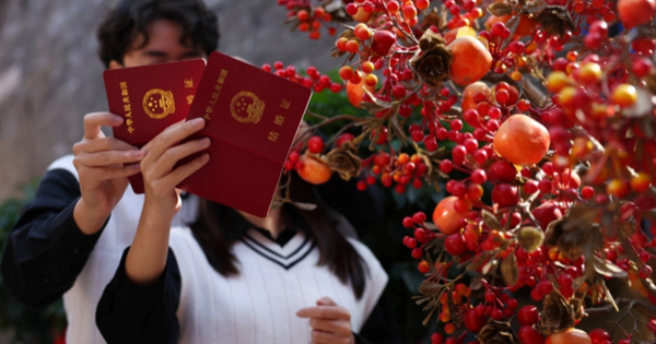 Đám cưới kiểu mới ở Trung Quốc: Trong quán bar, ga tàu và giữa đỉnh núi tuyết screenshot 2025 11 07 151106 15124751 1762686356897 1762686357372994935019 32 0 482 720 crop 17626863810221617440564png