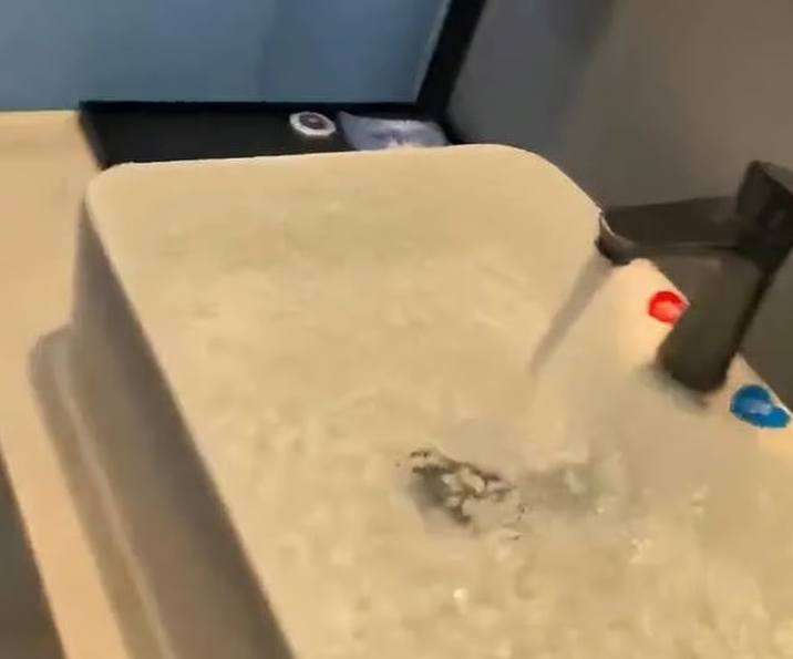 Bị từ chối hủy đặt phòng, khách cố tình xả nước làm ngập phòng khách sạn, sau đó phải đền gấp gần 300 lần số tiền ban đầu- Ảnh 1. Bị từ chối hủy đặt phòng, khách cố tình xả nước làm ngập phòng khách sạn, sau đó phải đền gấp gần 300 lần số tiền ban đầu- Ảnh 1.