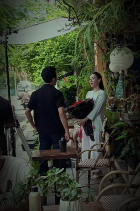 Người đàn ông bí ẩn cạnh Phương Oanh- Ảnh 1. Người đàn ông bí ẩn cạnh Phương Oanh- Ảnh 1.