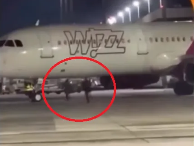 Đến chậm giờ, hành khách chạy đuổi theo máy bay đòi vào bằng được- Ảnh 1. Đến chậm giờ, hành khách chạy đuổi theo máy bay đòi vào bằng được- Ảnh 1.