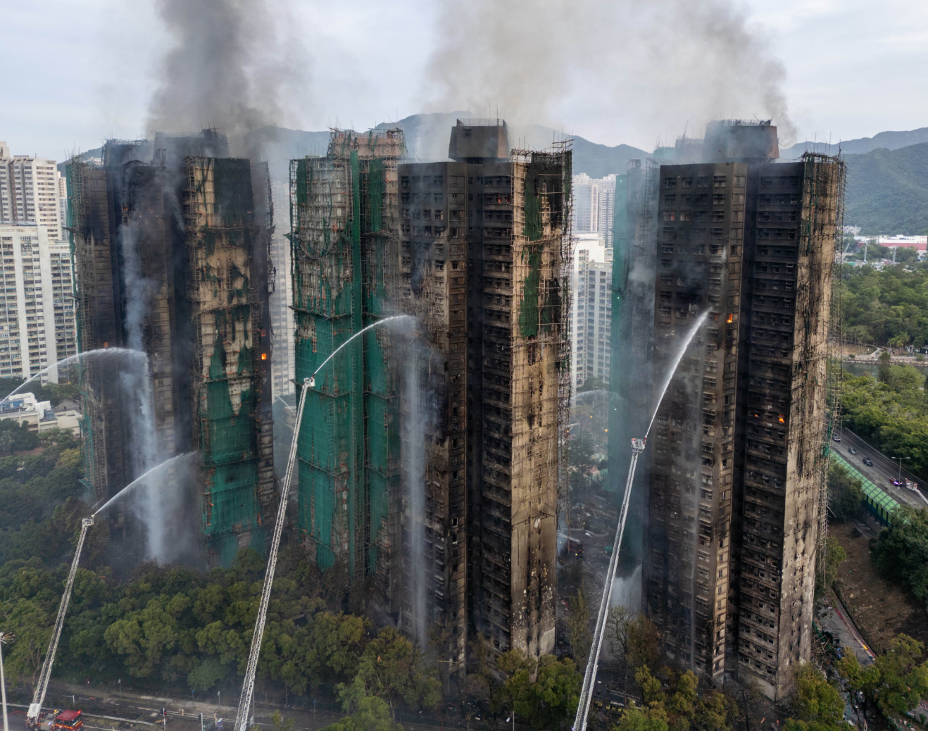 Khung cảnh hoang tàn trơ khung tre ở khu chung cư Hong Kong (Trung Quốc) ngay lúc này: Mái ấm của gần 4.700 người chẳng còn lại gì- Ảnh 4. Khung cảnh hoang tàn trơ khung tre ở khu chung cư Hong Kong (Trung Quốc) ngay lúc này: Mái ấm của gần 4.700 người chẳng còn lại gì- Ảnh 4.