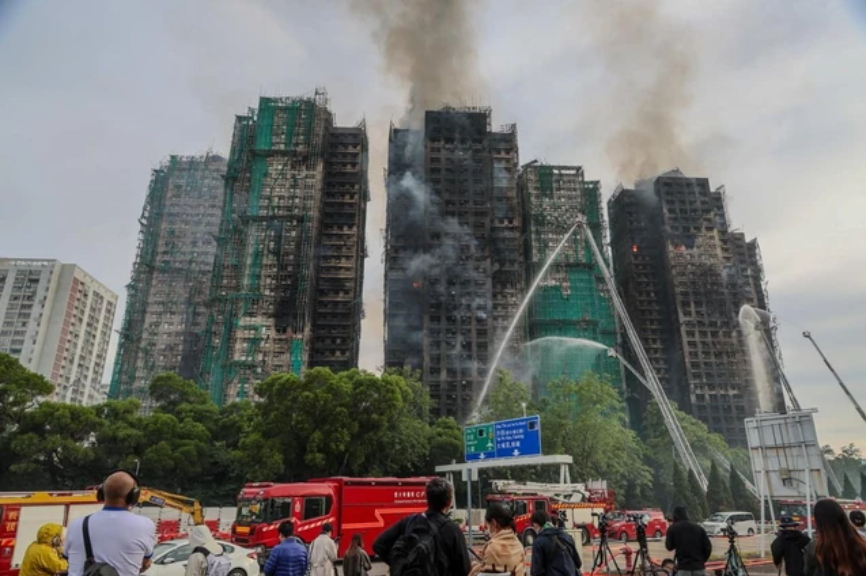 Khung cảnh hoang tàn trơ khung tre ở khu chung cư Hong Kong (Trung Quốc) ngay lúc này: Mái ấm của gần 4.700 người chẳng còn lại gì- Ảnh 1. Khung cảnh hoang tàn trơ khung tre ở khu chung cư Hong Kong (Trung Quốc) ngay lúc này: Mái ấm của gần 4.700 người chẳng còn lại gì- Ảnh 1.