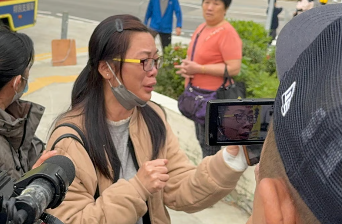 “Tôi không biết phải làm tang lễ cho mấy người”: Nỗi lòng nghẹn ngào của người thân đang hoảng loạn tìm kiếm nạn nhân vụ cháy chung cư Hong Kong (Trung Quốc)- Ảnh 1.