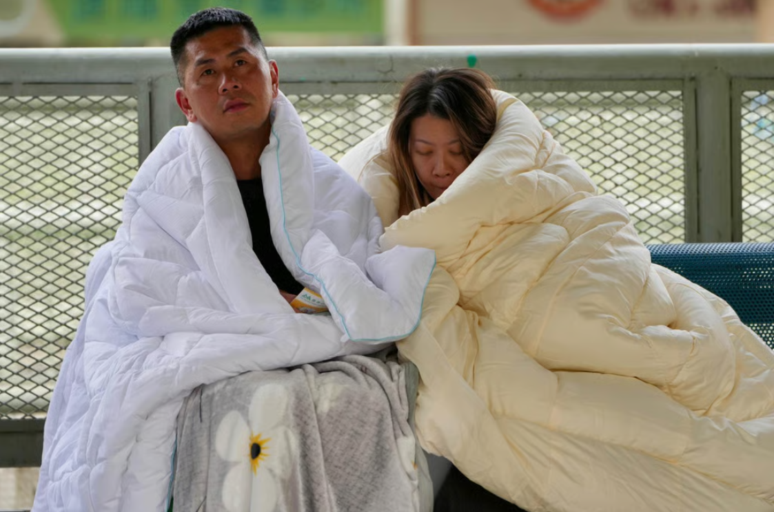 “Tôi không biết phải làm tang lễ cho mấy người”: Nỗi lòng nghẹn ngào của người thân đang hoảng loạn tìm kiếm nạn nhân vụ cháy chung cư Hong Kong (Trung Quốc)- Ảnh 4.