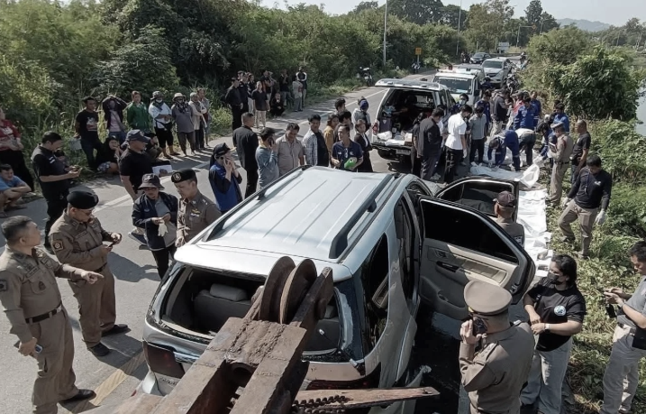 Phát hiện 9 thi thể trong một chiếc xe Toyota dưới kênh- Ảnh 2. Phát hiện 9 thi thể trong một chiếc xe Toyota dưới kênh- Ảnh 2.