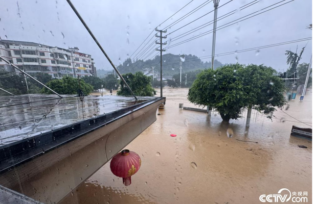 Toàn cảnh lũ lụt lịch sử tại Trung Quốc: Nước đổ như thác tại trung tâm thương mại, cầu cao tốc gãy đôi, xe trôi trên đường- Ảnh 2.