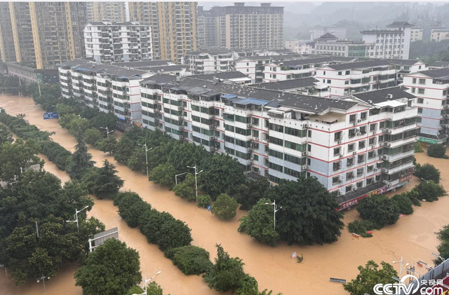 Toàn cảnh lũ lụt lịch sử tại Trung Quốc: Nước đổ như thác tại trung tâm thương mại, cầu cao tốc gãy đôi, xe trôi trên đường- Ảnh 5.