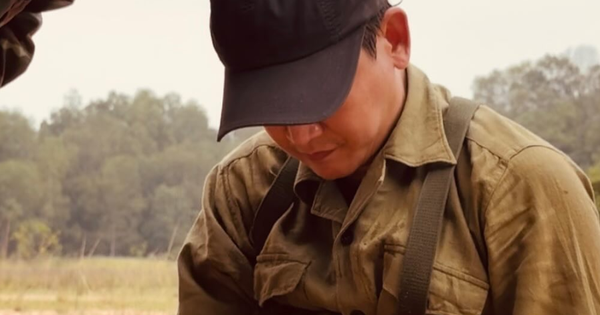 Xuất hiện mỹ nam được khen mặc quân phục đẹp nhất Việt Nam, nhan sắc cực phẩm bất biến sau 20 năm 30 Xuất hiện mỹ nam được khen mặc quân phục đẹp nhất Việt Nam, nhan sắc cực phẩm bất biến sau 20 năm screenshot 3 17452434754731552663982 50 0 521 900 crop 17452434831031739031695png