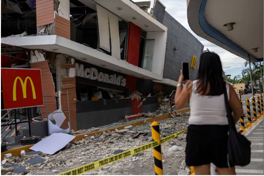 Tang thương bao trùm Philippines sau trận động đất kinh hoàng nhất trong hơn một thập kỷ: Ít nhất 69 người chết, chạy đua tìm người sống sót trong 72