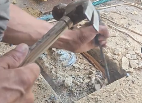 Phát hiện két sắt bí ẩn dưới sàn nhà vợ chồng trẻ