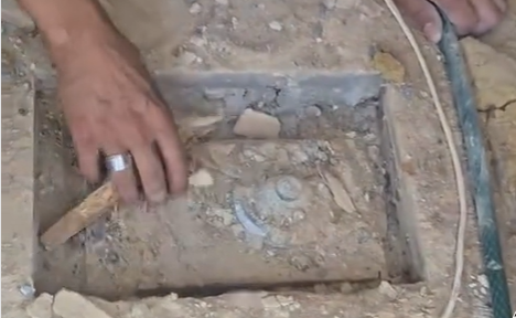 Phát hiện két sắt bí ẩn dưới sàn nhà vợ chồng trẻ