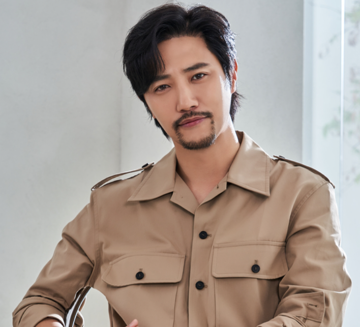 Ngoại hình gây lú của nam phụ Hậu Duệ Mặt Trời, còn đâu một thời đẹp ăn đứt Song Joong Ki- Ảnh 5.