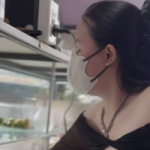 Diện trang phục gây tranh cãi để "bán trái cây", chiêu trò câu view của hot girl? screenshot 644 1757043318892746001818 11 0 320 495 crop 1757047804447689458551png