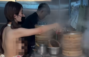 Ăn mặc hở hang bán bánh bao, cô gái khiến người xem bức xúc: Bất chấp làm content "không sạch" 26 Ăn mặc hở hang bán bánh bao, cô gái khiến người xem bức xúc: Bất chấp làm content "không sạch" screenshot 655 17606904014281983214905 14 0 412 636 crop 1760770578702867843189png