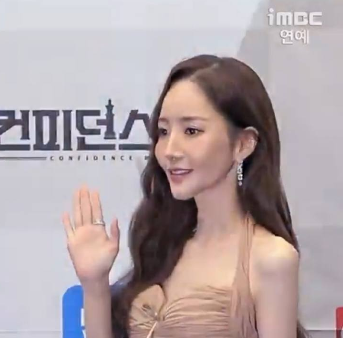 Không thể cứu nổi Park Min Young!- Ảnh 6.