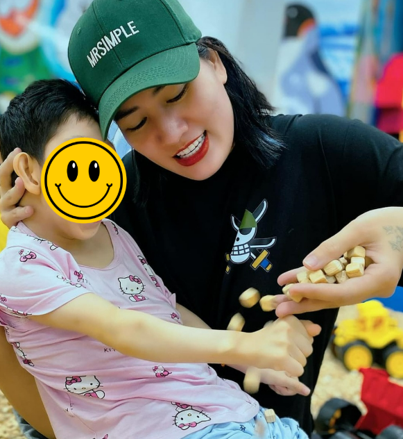 Con gái nữ diễn viên Vbiz bị bại não: Nhiễm khuẩn từ trong bụng mẹ, 14 tuổi như bé sơ sinh- Ảnh 7. Con gái nữ diễn viên Vbiz bị bại não: Nhiễm khuẩn từ trong bụng mẹ, 14 tuổi như bé sơ sinh- Ảnh 7.