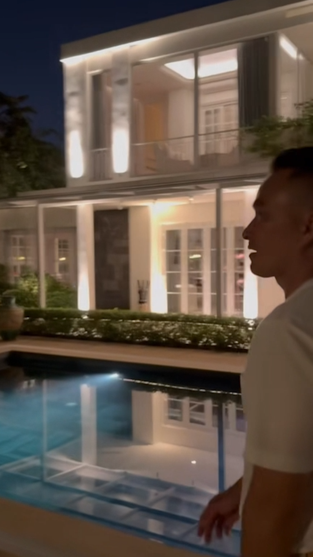 Sao nam Vbiz 12 giờ đêm vẫn gọi vợ ra làm 1 việc, soi clip cận cảnh mới gây bất ngờ- Ảnh 3. Sao nam Vbiz 12 giờ đêm vẫn gọi vợ ra làm 1 việc, soi clip cận cảnh mới gây bất ngờ- Ảnh 3.