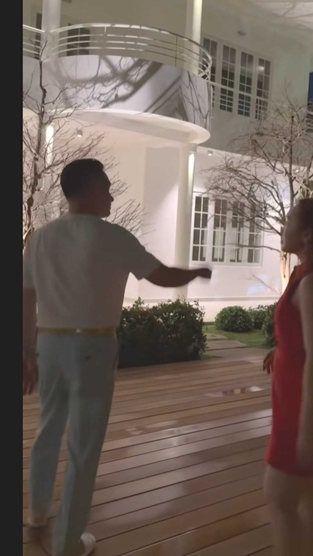 Sao nam Vbiz 12 giờ đêm vẫn gọi vợ ra làm 1 việc, soi clip cận cảnh mới gây bất ngờ- Ảnh 2. Sao nam Vbiz 12 giờ đêm vẫn gọi vợ ra làm 1 việc, soi clip cận cảnh mới gây bất ngờ- Ảnh 2.