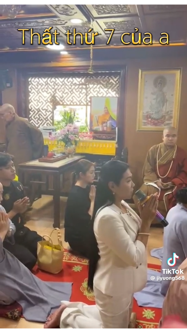 Lễ cúng 49 ngày của Quý Bình: Vợ doanh nhân tất bật chuẩn bị, Vân Trang cùng dàn diễn viên tới viếng- Ảnh 3.