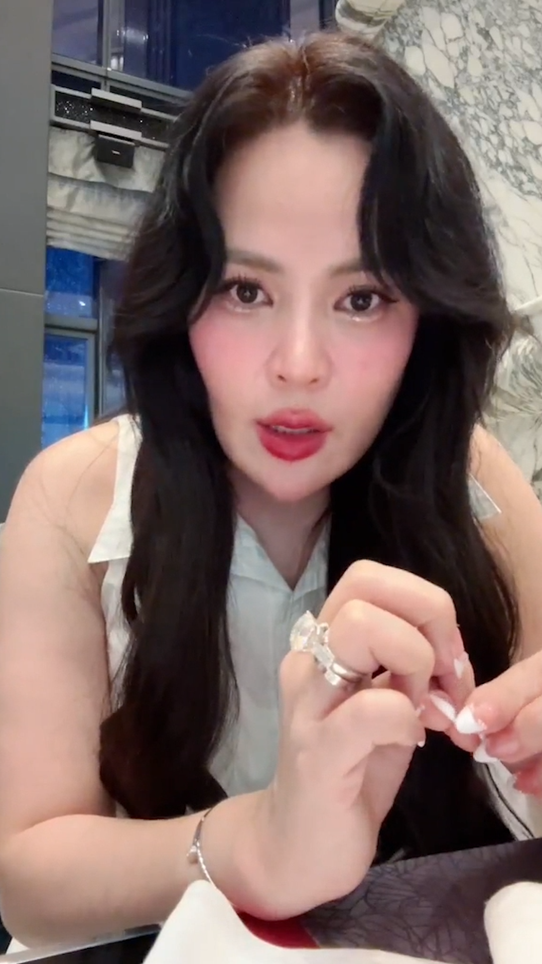 Hoa hậu Việt bị nghi mang bầu giả tiếp tục đáp trả căng ngay trên sóng livestream- Ảnh 1.