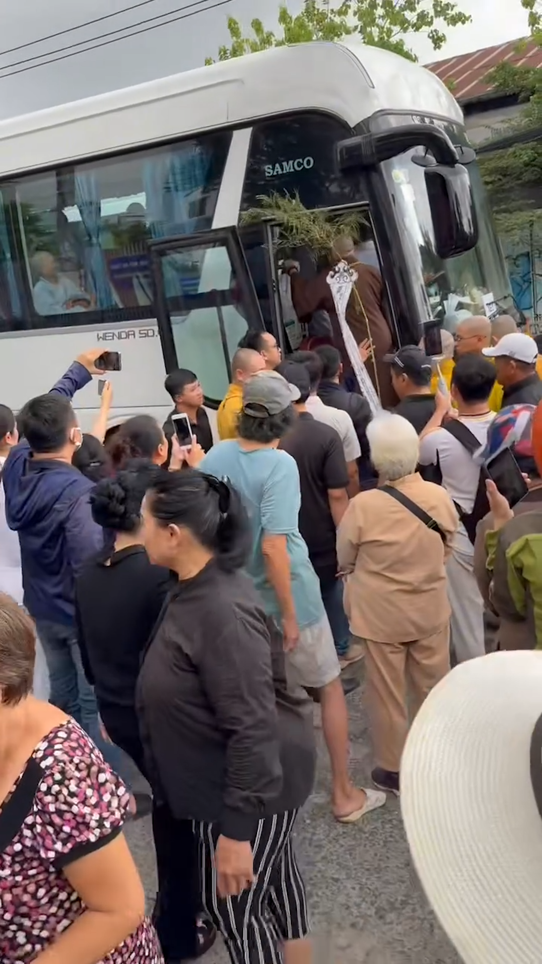 Lễ thủy táng của Quý Bình: Vợ lặng người ôm chặt tro cốt, Vân Trang và đông đảo khán giả tiễn đưa- Ảnh 2.