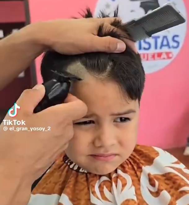 Cậu bé 10 tuổi khiến cư dân mạng bất ngờ khi cắt tóc theo kiểu Vegeta trong Dragon Ball- Ảnh 1.