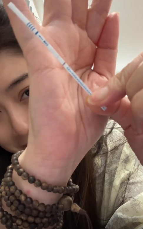 Thanh Trúc rưng rưng khi cầm que thử thai, công khai khoảnh khắc bí mật bên nam ca sĩ Việt- Ảnh 2.