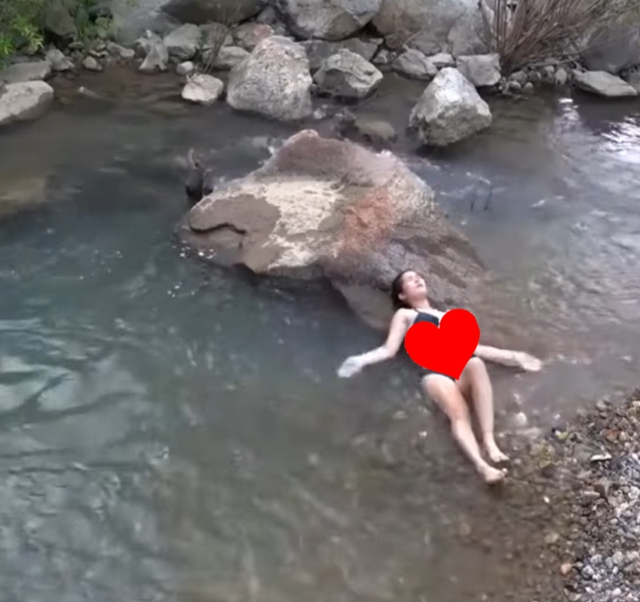 Xuất hiện một fanpage chuyên sản xuất content “sinh tồn” kiểu “thiếu vải”, khiến người xem ngỡ ngàng- Ảnh 2. Xuất hiện một fanpage chuyên sản xuất content “sinh tồn” kiểu “thiếu vải”, khiến người xem ngỡ ngàng- Ảnh 2.