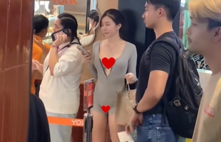 Mặc đồ bó sát, hở hang đi mua đồ ăn, hot girl khiến người xem ái ngại vì quá phản cảm? 27 Mặc đồ bó sát, hở hang đi mua đồ ăn, hot girl khiến người xem ái ngại vì quá phản cảm? screenshot189 17425263098111951287979 158 0 460 483 crop 1742526897626917655946jpg