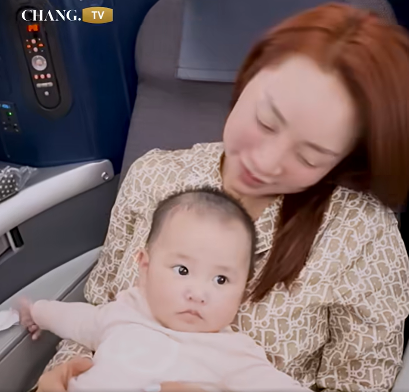 Cặp vợ chồng giàu nức tiếng Vbiz đi du hí Nhật Bản: Mang hẳn 10 vali hành lý, có ê-kíp hộ tống chụp hình- Ảnh 1.