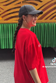 Bắt cận visual Hoàng Thuỳ Linh khi đi tập luyện diễu hành, có 1 hành động ghi điểm mạnh- Ảnh 2.