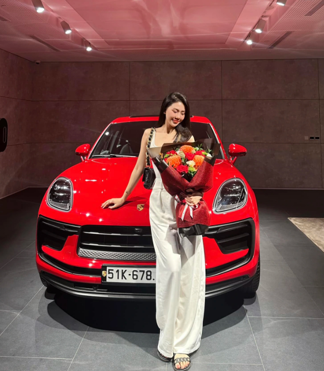 Hoa hậu Bùi Quỳnh Hoa: Vướng tai tiếng sau đăng quang, nay thả dáng bên xe sang - đồ hiệu phủ kín- Ảnh 11. Hoa hậu Bùi Quỳnh Hoa: Vướng tai tiếng sau đăng quang, nay thả dáng bên xe sang - đồ hiệu phủ kín- Ảnh 11.