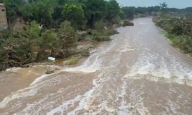 Những cách sống sót không tưởng nhất trong trận lũ quét lịch sử ở Texas: Đang nằm ngủ thì dòng nước cuốn trôi tất cả- Ảnh 4.