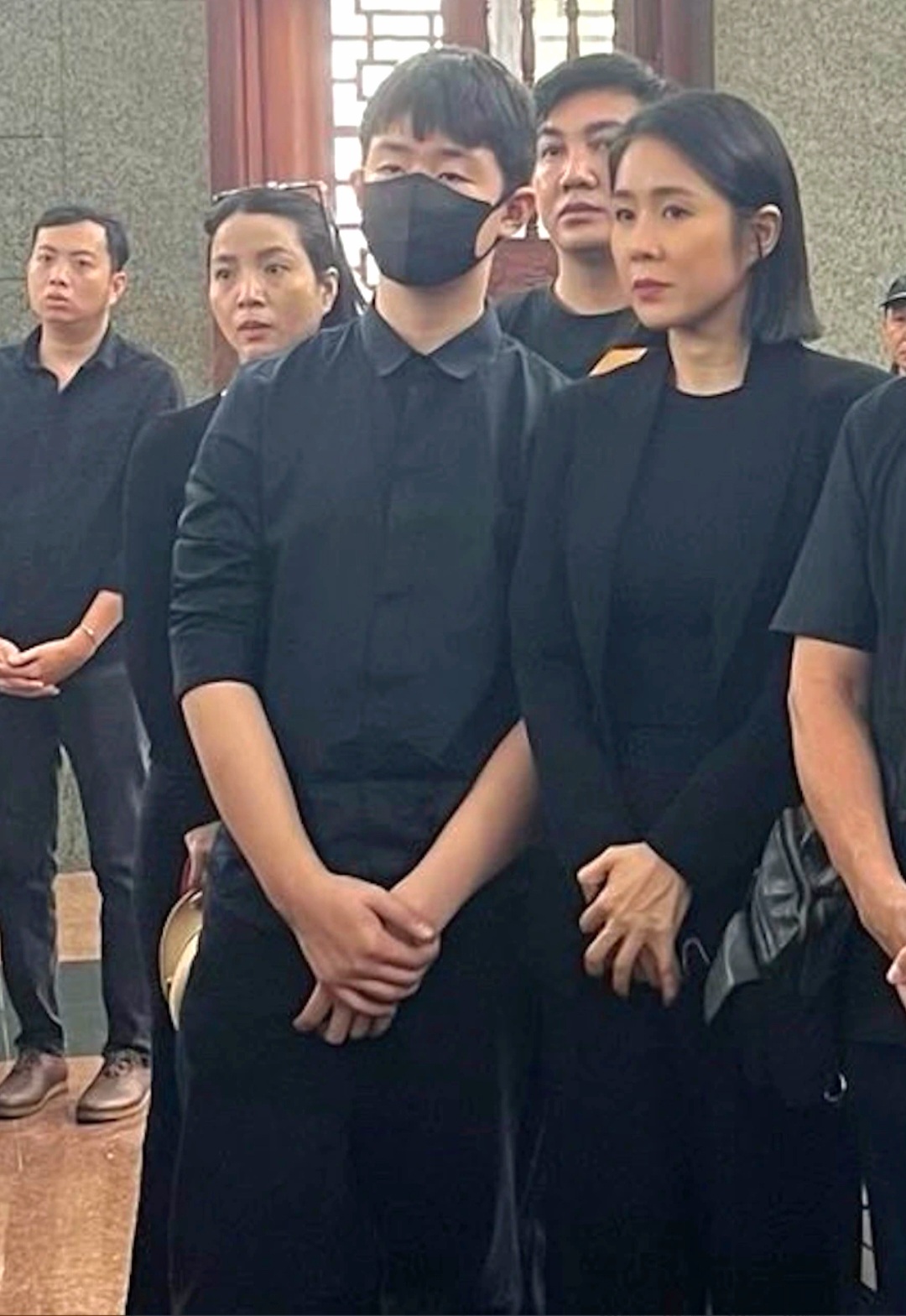 Vợ chồng Lê Phương đến tiễn đưa Quý Bình về biển Cần Giờ, chi tiết 8 bông hoa tím gây xôn xao- Ảnh 3. Vợ chồng Lê Phương đến tiễn đưa Quý Bình về biển Cần Giờ, chi tiết 8 bông hoa tím gây xôn xao- Ảnh 3.