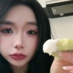 Mukbang trước tủ lạnh, gái xinh TikTok tạo ra trend mới, thu hút hàng triệu lượt xem screenshot237 1736151241103361100689 0 0 322 515 crop 17361513356842094474659jpg