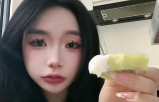 Mukbang trước tủ lạnh, gái xinh TikTok tạo ra trend mới, thu hút hàng triệu lượt xem screenshot237 1736151241103361100689 0 0 322 515 crop 17361513356842094474659jpg