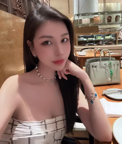 Hoa hậu Lam Cúc lộ diện sau nửa tháng đột ngột